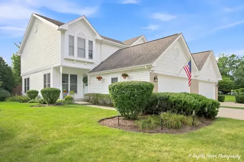 827 Stonebridge Ln, Crystal Lake, IL 60014