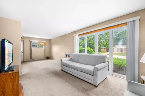 Living - 15247 Ridgeway Ave, Midlothian, IL 60445 photo 2 of 3