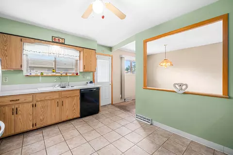 Kitchen - 15247 Ridgeway Ave, Midlothian, IL 60445 photo 2 of 2