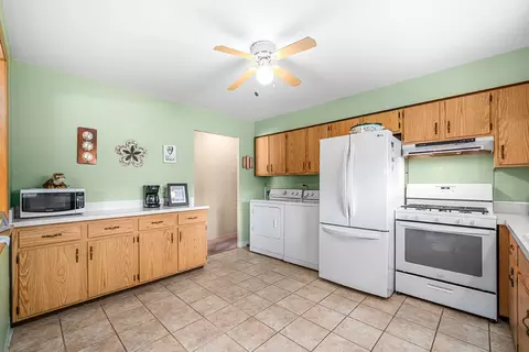 Kitchen - 15247 Ridgeway Ave, Midlothian, IL 60445 photo 1 of 2