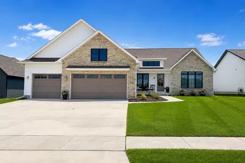 7131 Alvie Ln, Bettendorf, IA 52722