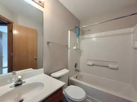 Bath - 902 Symphony Dr, Aurora, IL 60504 photo 3 of 3