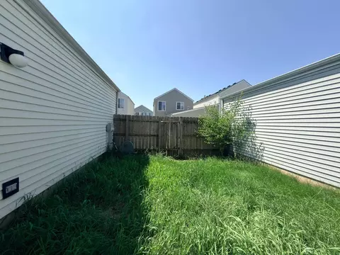 Exterior - 902 Symphony Dr, Aurora, IL 60504 photo 2 of 2