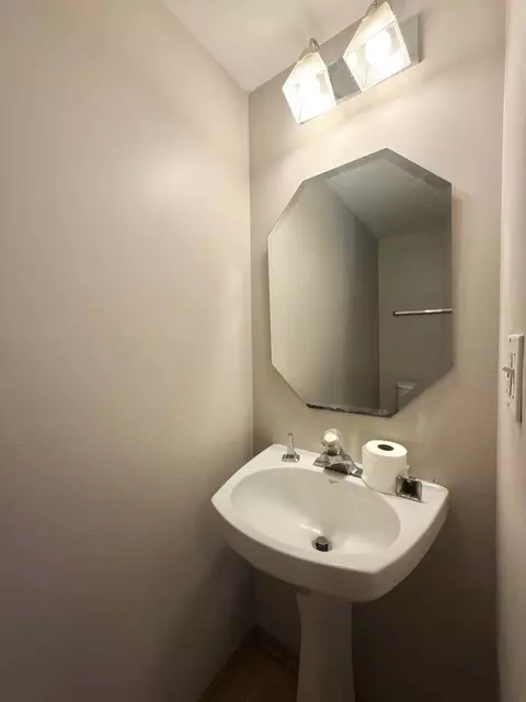 Bath - 902 Symphony Dr, Aurora, IL 60504 photo 1 of 3