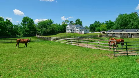 708 S Rose Farm Rd, Woodstock, IL 60098