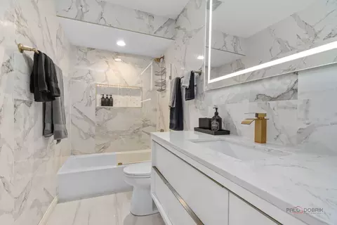 Bath - 406 Kenmare Dr, Burr Ridge, IL 60527 photo 4 of 5