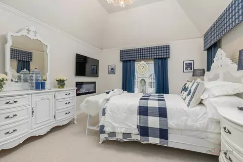 Bedroom - 406 Kenmare Dr, Burr Ridge, IL 60527 photo 2 of 4