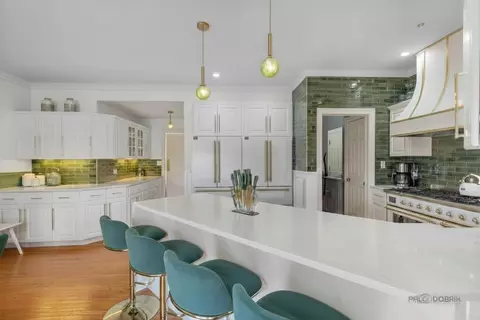 Kitchen - 406 Kenmare Dr, Burr Ridge, IL 60527 photo 4 of 4