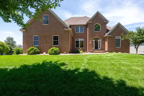 6404 Forest Rd, Davenport, IA 52807