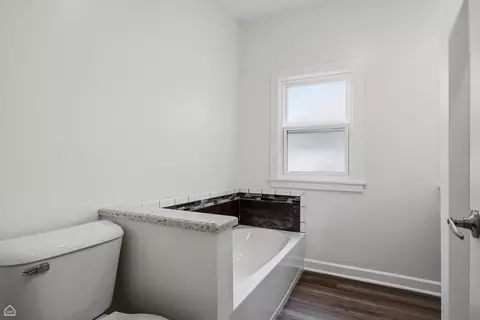 Bath - 1826 Laurel Ave, Evanston, IL 60201 photo 2 of 3