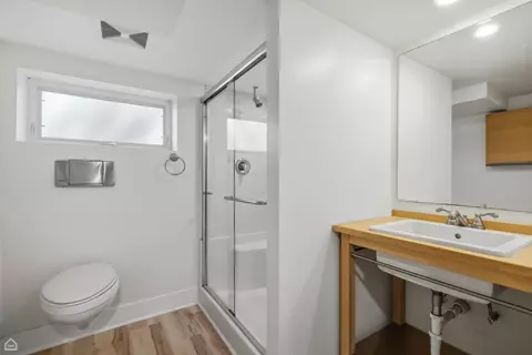 Bath - 1826 Laurel Ave, Evanston, IL 60201 photo 1 of 3