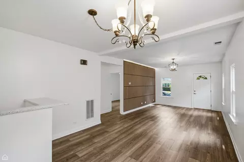 Living - 1826 Laurel Ave, Evanston, IL 60201 photo 2 of 4