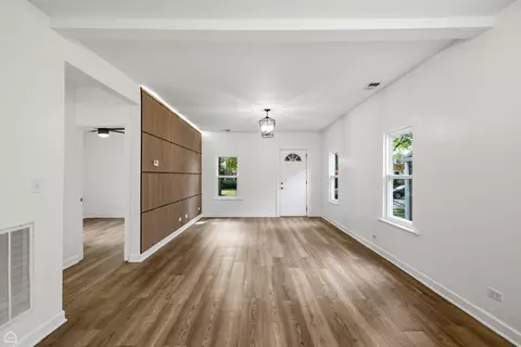 Living - 1826 Laurel Ave, Evanston, IL 60201 photo 3 of 4