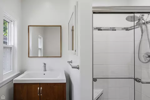 Bath - 1826 Laurel Ave, Evanston, IL 60201 photo 3 of 3
