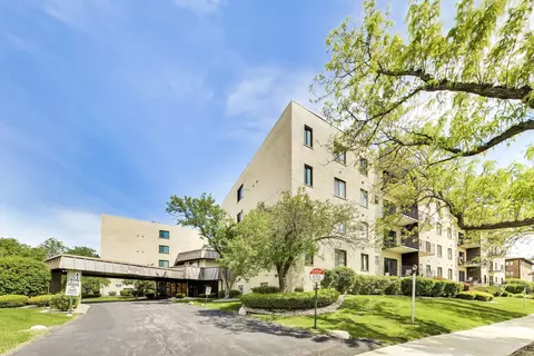 5840 W 104th St #415, Oak Lawn, IL 60453