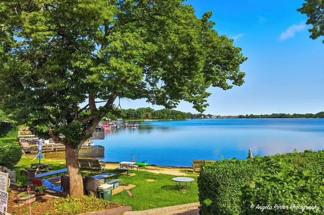 240 Whitney Rd #13, Lake Zurich, IL 60047