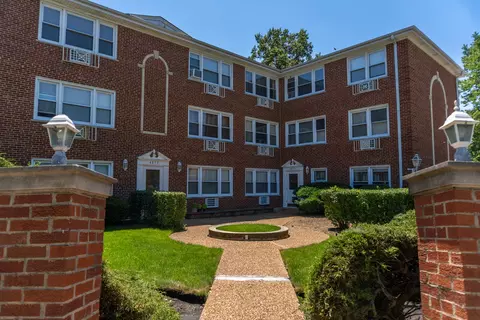 4855 Dobson St #304, Skokie, IL 60077