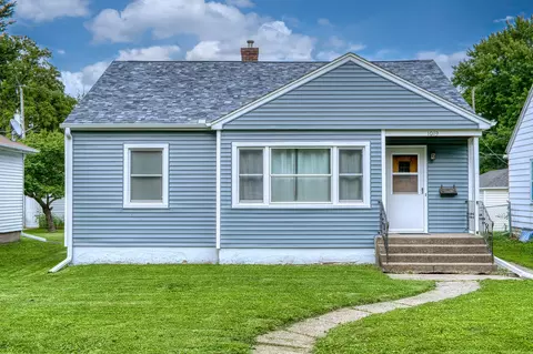 1019 N 3rd St, Clinton, IA 52732