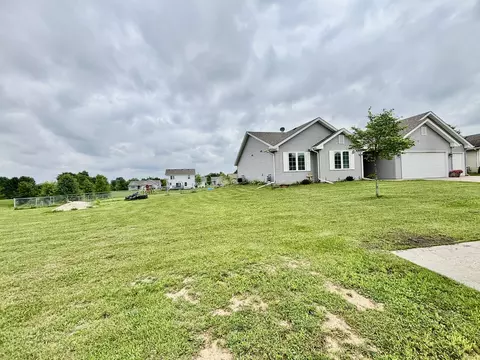 205 Sundance Trl, Capron, IL 61012 photo 3