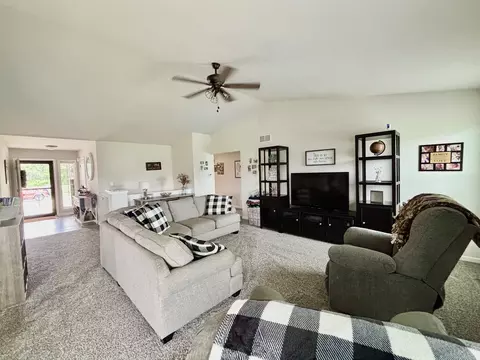 205 Sundance Trl, Capron, IL 61012 photo 6