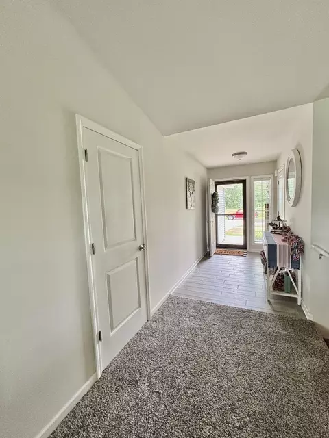 205 Sundance Trl, Capron, IL 61012 photo 4