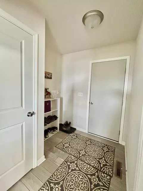 205 Sundance Trl, Capron, IL 61012 photo 13