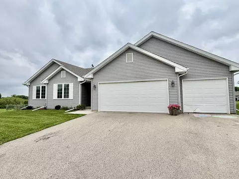 205 Sundance Trl, Capron, IL 61012 photo 2