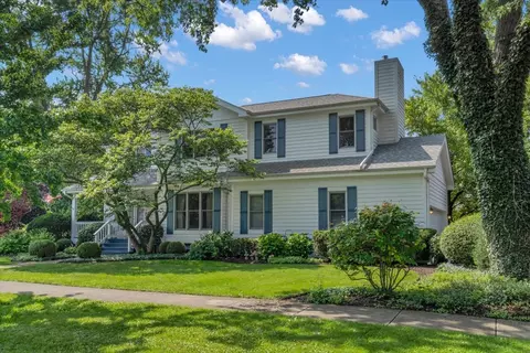 919 Roslyn Rd, Glen Ellyn, IL 60137