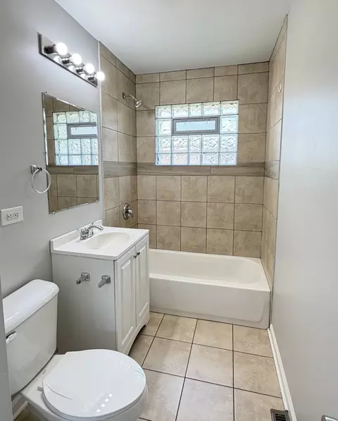 Bath - 1820 169th St, Hazel Crest, IL 60429 photo 1 of 1