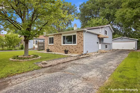 122 Hickory St, Mundelein, IL 60060
