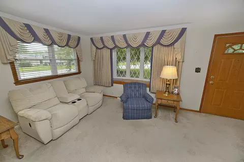 Living - 749 Fort St, Ottawa, IL 61350 photo 1 of 4