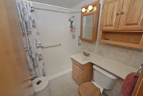 Bath - 749 Fort St, Ottawa, IL 61350 photo 2 of 2