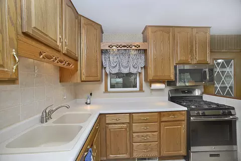 Kitchen - 749 Fort St, Ottawa, IL 61350 photo 2 of 2