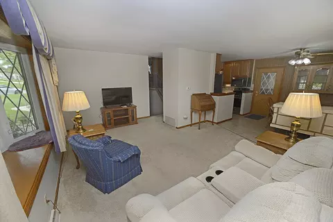 Living - 749 Fort St, Ottawa, IL 61350 photo 2 of 4