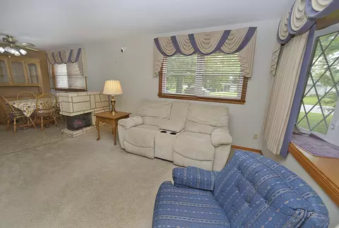 Living - 749 Fort St, Ottawa, IL 61350 photo 3 of 4