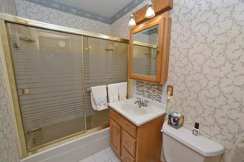 Bath - 749 Fort St, Ottawa, IL 61350 photo 1 of 2