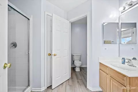 Bath - 1683 Seaton Ln, Elgin, IL 60123 photo 2 of 3