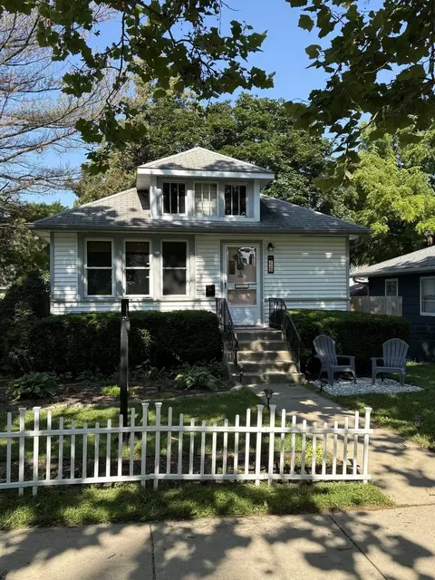 226 S Warwick Ave, Westmont, IL 60559