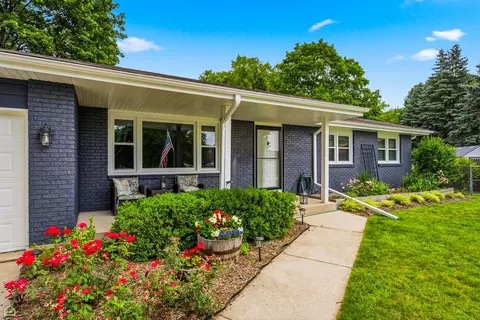1978 N Fork Cir, Elgin, IL 60123 photo 2
