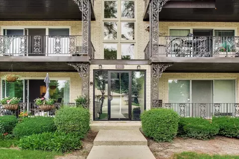 901 8th Ave #12, La Grange, IL 60525