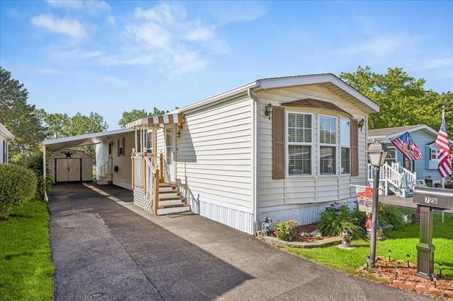 726 Hillcrest Ln, Crystal Lake, IL 60014