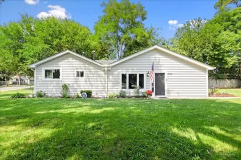 7604 E Sunset Dr, Wonder Lake, IL 60097