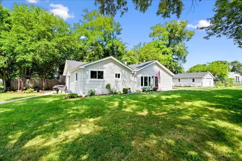7604 E Sunset Dr, Wonder Lake, IL 60097