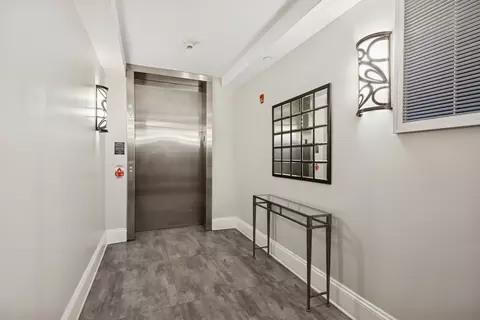 Entry Way - 10 E Burlington St #2B, Riverside, IL 60546 photo 2 of 3