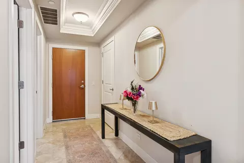 Entry Way - 10 E Burlington St #2B, Riverside, IL 60546 photo 1 of 3