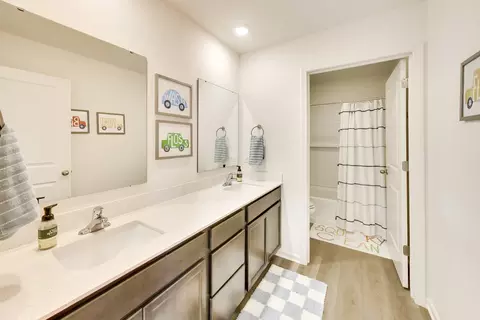 Bath - 1316 Tiger Lily Dr, Bartlett, IL 60103 photo 2 of 2