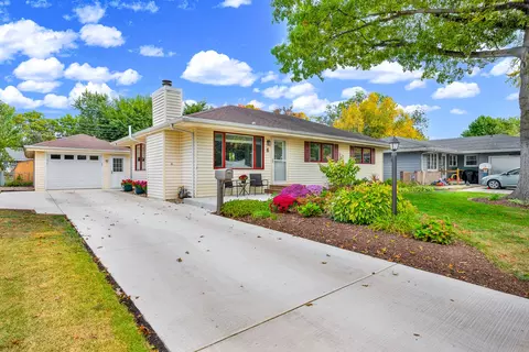 6 Wilmette Dr, Normal, IL 61761 photo 2