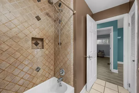 Bath - 113 31st Ave, Moline, IL 61265 photo 2 of 4