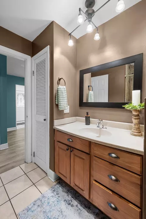 Bath - 113 31st Ave, Moline, IL 61265 photo 3 of 4