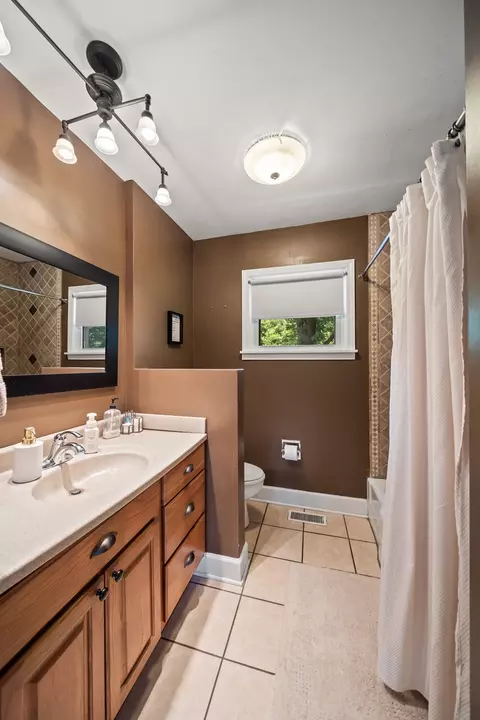 Bath - 113 31st Ave, Moline, IL 61265 photo 1 of 3